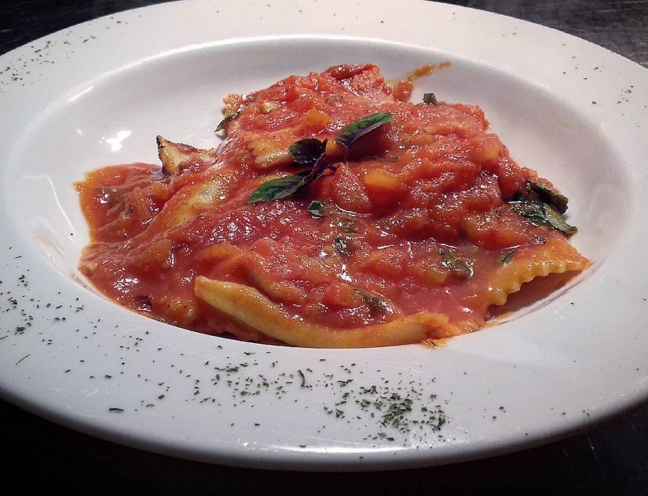 Ravioli com muçarela de búfala ao molho pomodoro